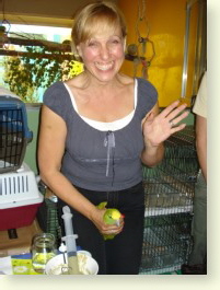 Frau Mundt mit fixiertem Papagei