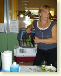 Frau Mundt mit Demo-Papagei